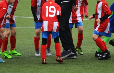 Børn spiller fodbold sammen. Foto: adria-crehuet-cano-LIhB1_mAGhY-unsplash