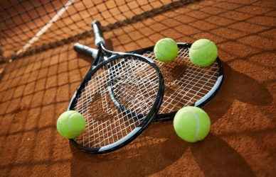 Billede af to ketcherne og nogle tennisbolde. Kilde: Colourbox