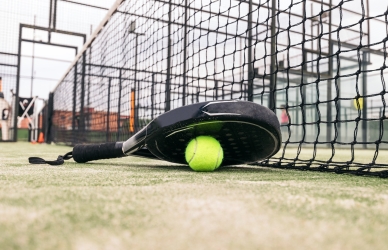 Billede af en padelketcher og bold. kilde: Colourbox