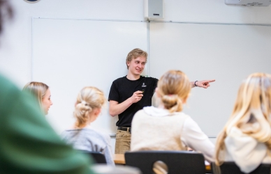 En mand holder oplæg i en klasse. Kilde: EEO