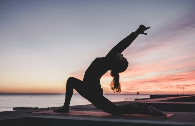 Billede af person, som dyrker yoga til solnedgang. Kilde: Unsplash, Kike Vega