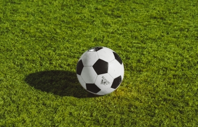 Fodbold. Unsplash: Wesley Tingey