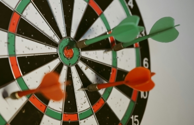 Billede af Dartskive. Kilde: Unsplash, Afif Ramdhasuma