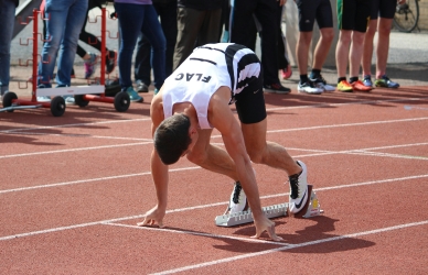 Billede af mand på atletik-bane. Kilde: Unsplash, Chris Aro