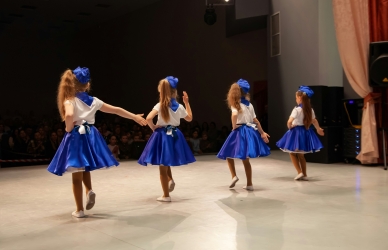 Børn der danser.