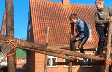 Børn der leger og klatre.
