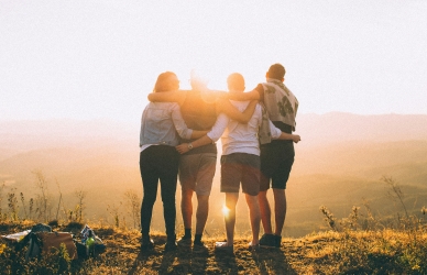 Billede af mennesker, der holder om hinanden. Kilde: Unsplash, Helena Lopes
