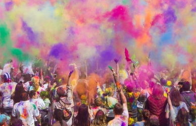 Mennesker der løber colorrun. Kilde: Unsplash, John Thomas