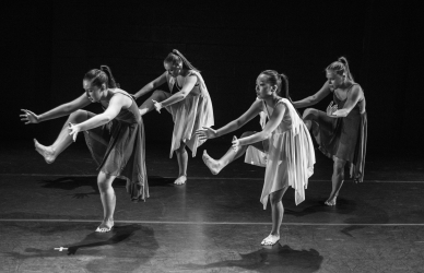 Billede af fire personer, der danser. Kilde: Unsplash, Ketan Rajput