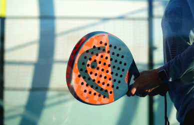 Billede af padelbat. Kilde: Unsplash, Manuel Pappacena