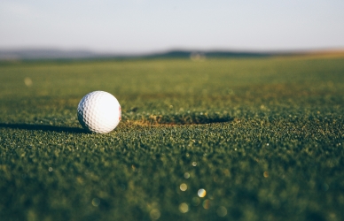 Billede af golfbane. Kilde: Unsplash, Markus Spiske