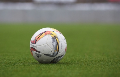 Billede af en fodbold på græsplæne. Kilde: Unsplash, Peter Glaser
