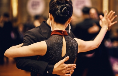 To mennesker der danser. Kilde: Unsplash, Preillumination Seth