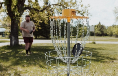 Mand der spiller discgolf. Kilde: Unsplash, Priscilla Du Preez