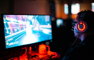 Billede af en mand der spiller computer. Kilde: Unsplash, Sean Do