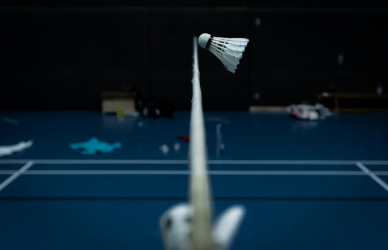 Billede af fjerbold på vej over nettet. Kilde: Unsplash, Stephan rothe
