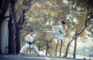 to personer der dyrker karate. Kilde: Unsplash, Thao Lee
