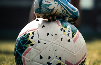 Billede af en fodbold og støvle. Kilde: Unsplash, Connor Coyne