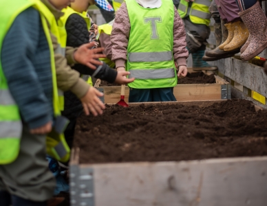 Børn ved plantekasse. Foto: Thomas Køser