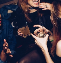 Billede af unge mennesker med drinks. Credit Michael Discenza mxfcoxych_y Unsplash