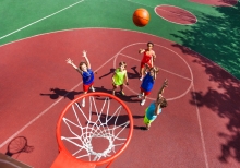 Børn spiller basketball