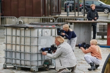 Mennesker bag tank med lasergame pistoler