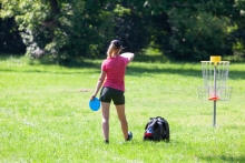 Pige, der spille discgolf på mark