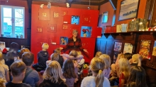 Børn der står foran den store kalender på museet.